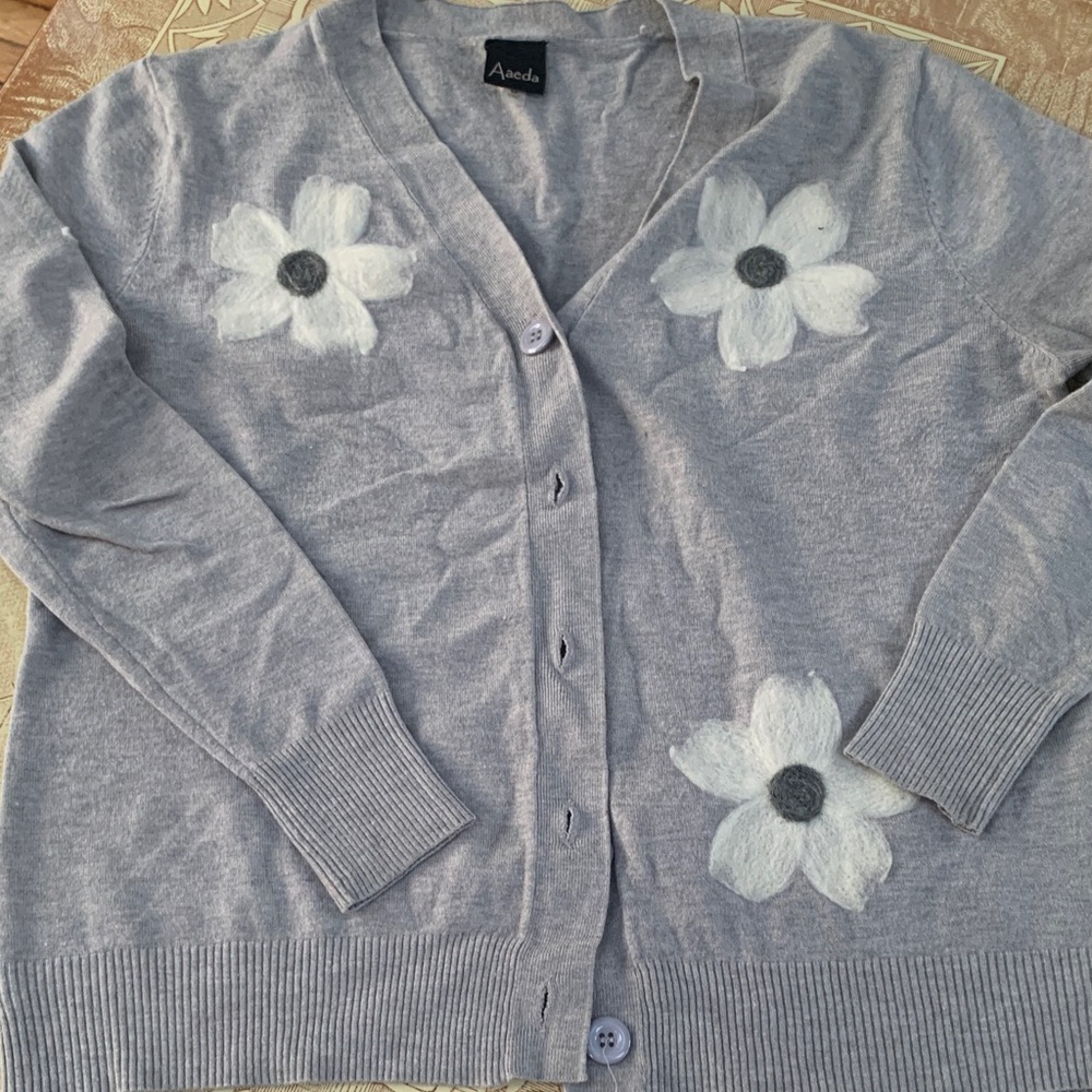 Aaeda Gray Floral Women's cardigan Sweater M